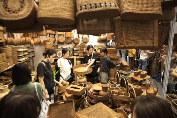 Pengunjung melihat berbagai produk kerajinan yang ditampilkan pada gelaran Inacraft 2023 di Jakarta Convention Center, Jakarta, Sabtu (7/10/2023).