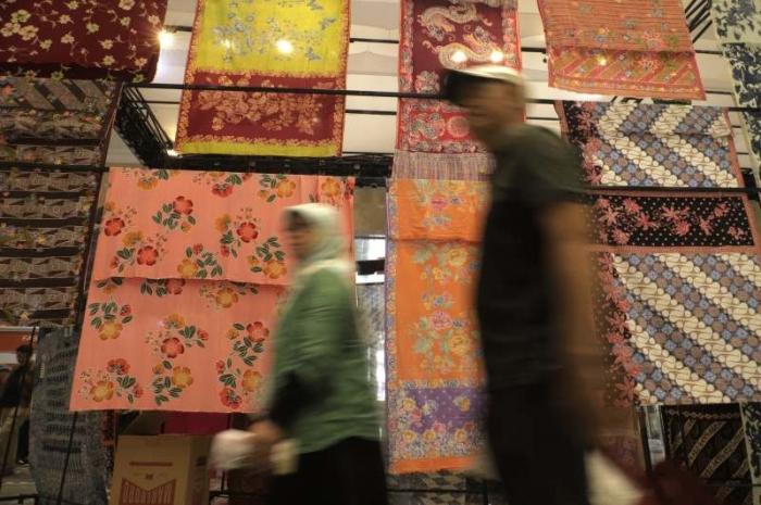 Pengunjung melihat berbagai produk kerajinan yang ditampilkan pada gelaran Inacraft 2023 di Jakarta Convention Center, Jakarta, Sabtu (7/10/2023).
