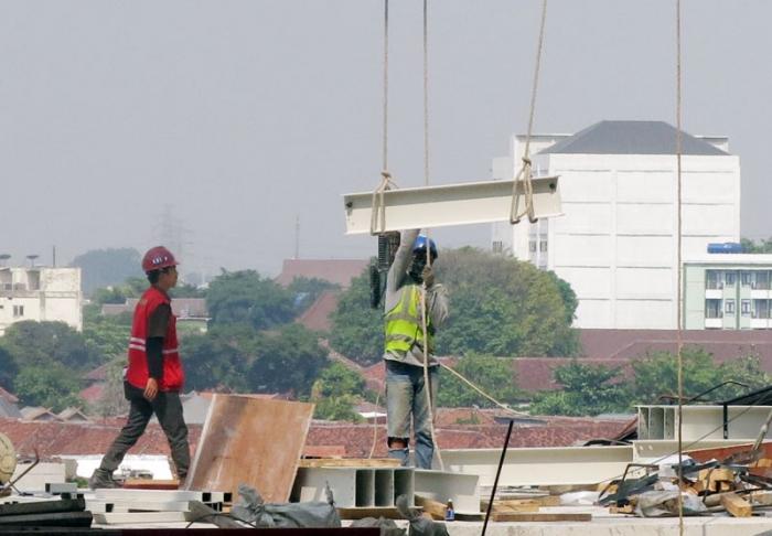 Pekerja beraktivitas di area proyek pembangunan Stasiun Sentral Manggarai, Jakarta Pusat, Jumat (13/10/2023).