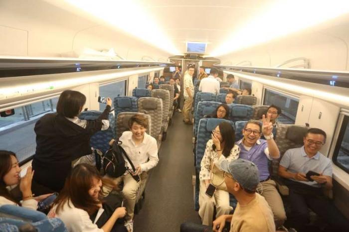 Menhub Budi Karya Sumadi meresmikan penjualan tiket Whoosh di Aplikasi Mobile di Stasiun Kereta Cepat Halim, Jakarta, Selasa (17/10/2023).
