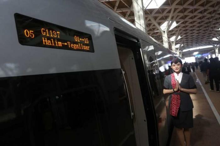 Menhub Budi Karya Sumadi meresmikan penjualan tiket Whoosh di Aplikasi Mobile di Stasiun Kereta Cepat Halim, Jakarta, Selasa (17/10/2023).