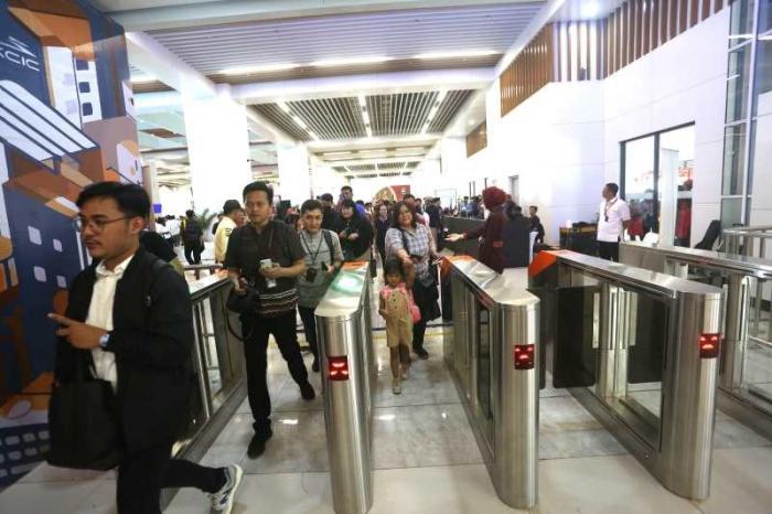 Menhub Budi Karya Sumadi meresmikan penjualan tiket Whoosh di Aplikasi Mobile di Stasiun Kereta Cepat Halim, Jakarta, Selasa (17/10/2023).