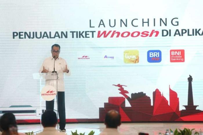 Menhub Budi Karya Sumadi meresmikan penjualan tiket Whoosh di Aplikasi Mobile di Stasiun Kereta Cepat Halim, Jakarta, Selasa (17/10/2023).