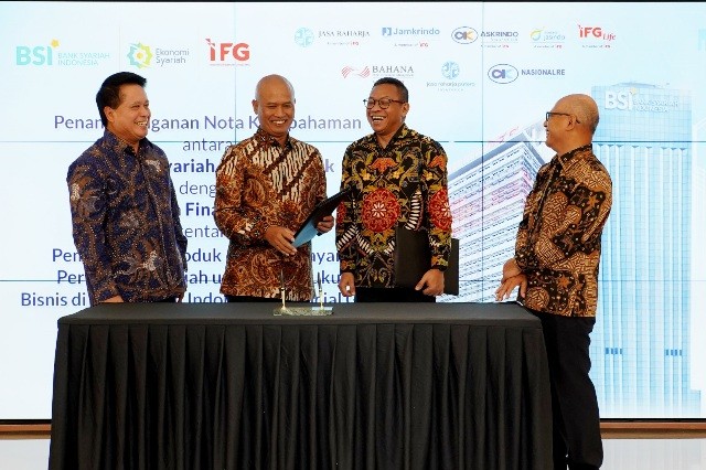 Dirut BSI Hery Gunardi bersama Dirut IFG Hexana Trisasongko menyaksikan penandatanganan naskah kerja sama oleh antara BSI Syariah dan IFG.