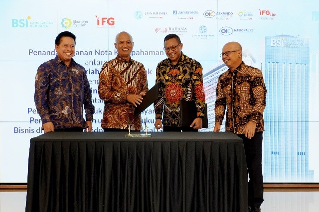 Dirut BSI Hery Gunardi bersama Dirut IFG Hexana Trisasongko menyaksikan penandatanganan naskah kerja sama oleh antara BSI Syariah dan IFG.