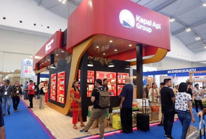 Pengunjung melihat produk dari Kapal Api Group di area Trade Expo Indonesia (TEI) 2023, di ICE BSD City, Tangerang, Banten, Kamis (19/10/2023).