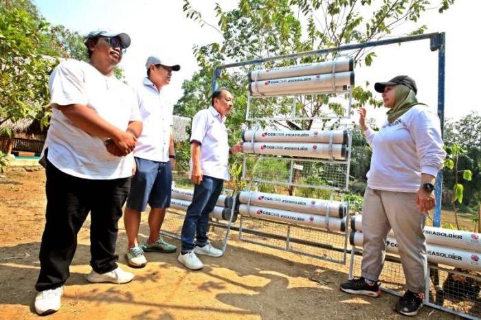 CGS-CIMB Sekuritas Indonesia menggelar program River Trashboom Project-Cerita Sungai di hilir Sungai Cisadane, Tangerang, Banten, Sabtu (21/10/2023).