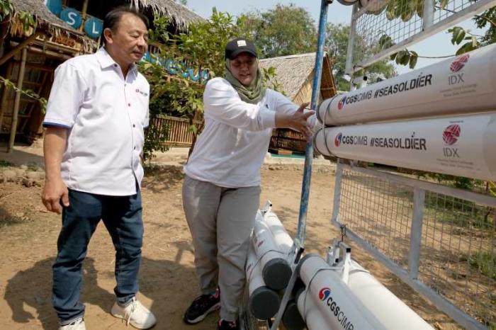 CGS-CIMB Sekuritas Indonesia menggelar program River Trashboom Project-Cerita Sungai di hilir Sungai Cisadane, Tangerang, Banten, Sabtu (21/10/2023).