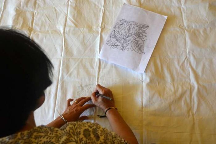 Sejumlah ibu-ibu membatik di Kampung Tematik Batik Durenan Indah, Kelurahan Mangunharjo, Kecamatan Tembalang, Kota Semarang, Jawa Tengah, Kamis (19/10/2023).