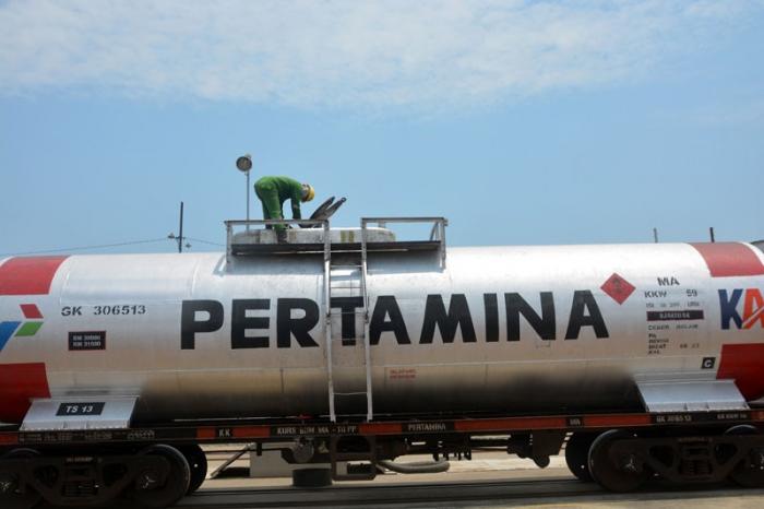 Pekerja melakukan pengecekan tangki Bahan Bakar Minyak (BBM) di PT Pertamina (Persero) Fuel Terminal Bahan Bakar Minyak (TBBM) Tegal, di Kabupaten Tegal.
