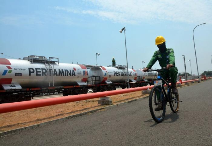 Pekerja melakukan pengecekan tangki Bahan Bakar Minyak (BBM) di PT Pertamina (Persero) Fuel Terminal Bahan Bakar Minyak (TBBM) Tegal, di Kabupaten Tegal.