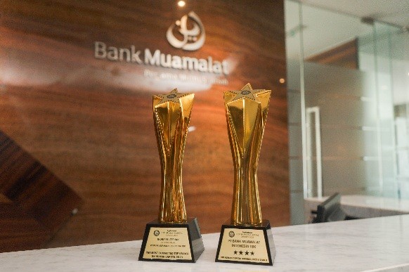 Bank Muamalat meraih penghargaan TOP Human Capital Awards 2023 #Star 4 dan The Most Committed Top Leader on Human Capital 2023 untuk Dirut Indra Falatehan.