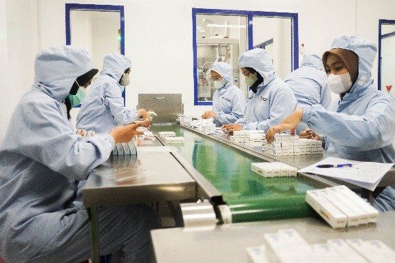Sejumlah pekerja melakukan aktivitas produksi di PT Menarini Indria Laboratories, Cikarang, Jawa Barat, Kamis (26/10/2023).