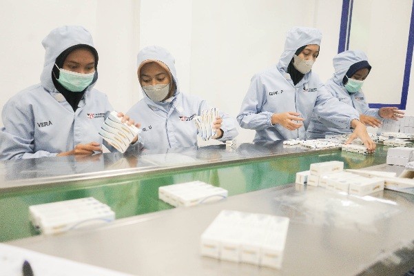 Sejumlah pekerja melakukan aktivitas produksi di PT Menarini Indria Laboratories, Cikarang, Jawa Barat, Kamis (26/10/2023).