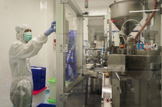 Sejumlah pekerja melakukan aktivitas produksi di PT Menarini Indria Laboratories, Cikarang, Jawa Barat, Kamis (26/10/2023).