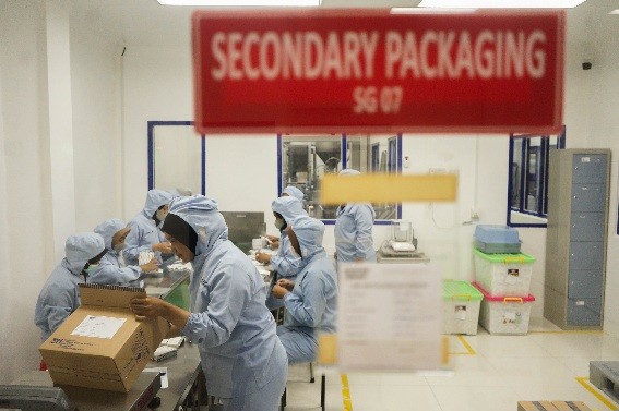 Sejumlah pekerja melakukan aktivitas produksi di PT Menarini Indria Laboratories, Cikarang, Jawa Barat, Kamis (26/10/2023).