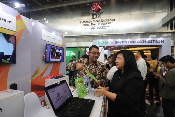 Direktur PT MNC Asset Management Dimas Aditya Ariadi berbincang dengan nasabah pada acara Capital Market Summit & Expo (CMSE) 2023.