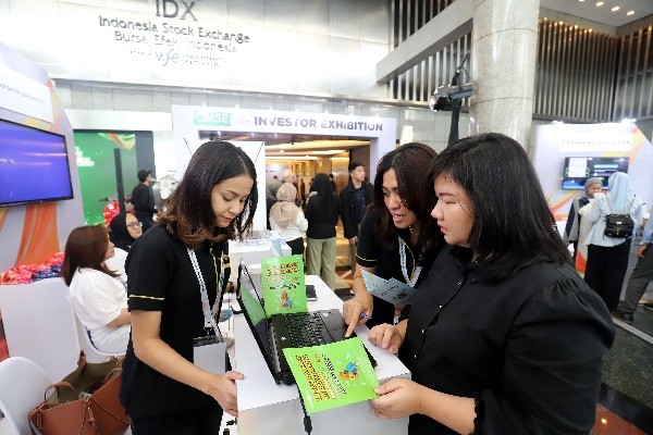 Direktur PT MNC Asset Management Dimas Aditya Ariadi berbincang dengan nasabah pada acara Capital Market Summit & Expo (CMSE) 2023.