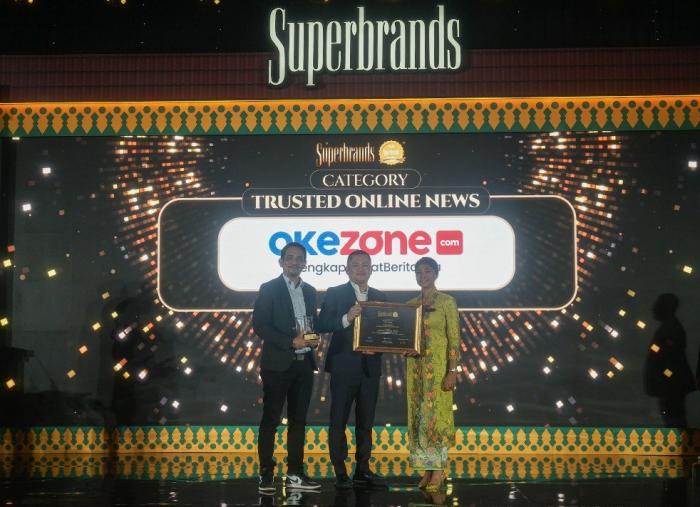 Direktur Sales dan Marketing iNews Esmal Diansyah menerima penghargaan Superbrands Indonesia Awards 2023 di Jakarta, Jumat (27/10/2023).