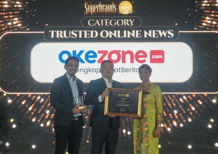 Direktur Sales dan Marketing iNews Esmal Diansyah menerima penghargaan Superbrands Indonesia Awards 2023 di Jakarta, Jumat (27/10/2023).