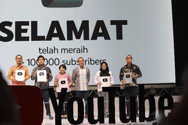 YouTube memberikan penghargaan Play Button Awards bagi creator ekonomi digital mulai dari silver button hingga gold button.