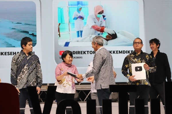 YouTube memberikan penghargaan Play Button Awards bagi creator ekonomi digital mulai dari silver button hingga gold button.