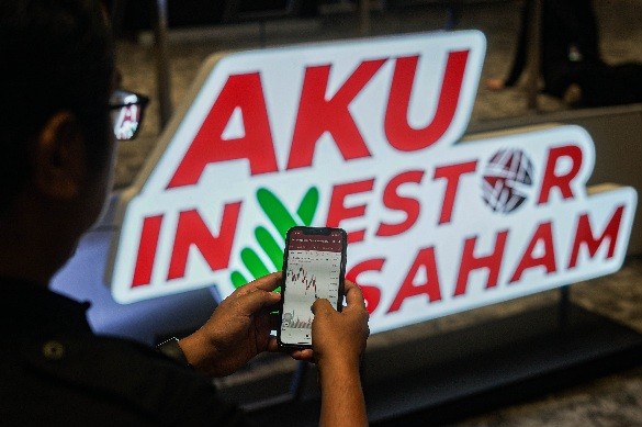 Sejumlah mahasiswa melakukan kunjungan edukasi pasar modal di Main Hall Bursa Efek Indonesia, Jakarta, Selasa (31/10/2023).
