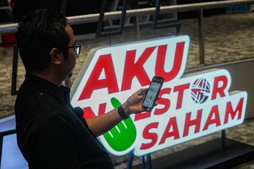 Sejumlah mahasiswa melakukan kunjungan edukasi pasar modal di Main Hall Bursa Efek Indonesia, Jakarta, Selasa (31/10/2023).