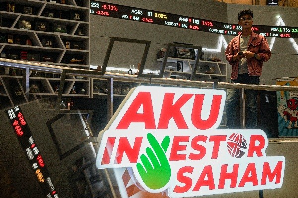 Sejumlah mahasiswa melakukan kunjungan edukasi pasar modal di Main Hall Bursa Efek Indonesia, Jakarta, Selasa (31/10/2023).