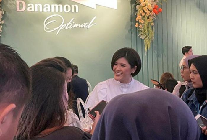 Consumer Segmentation Head PT Bank Danamon Indonesia Tbk Meliani Chandra Biantoro (tengah), memberikan pemaparan ke wartawan saat Media Tour Bridestory Market .