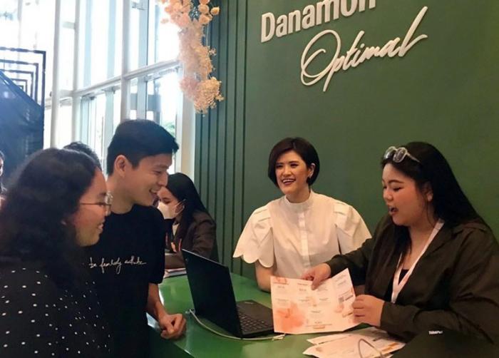 Consumer Segmentation Head PT Bank Danamon Indonesia Tbk Meliani Chandra Biantoro (tengah), memberikan pemaparan ke wartawan saat Media Tour Bridestory Market .