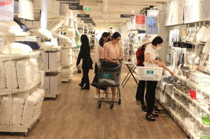 Penvunjung memilih barang di toko kedua Nitori di Lippo Mall Puri, Jakarta, Jumat (13/12/2024).