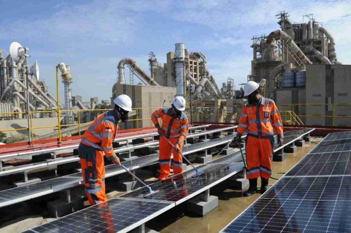 Fasilitas panel surya di area rooftop raw mill Tuban 1, Pabrik Tuban, Jawa Timur.