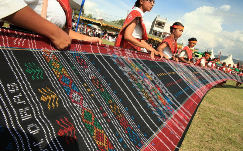 Dukung Produk Lokal, Pelaku UKM Ini Buat Ulos Lebih Fashionable