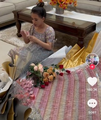 Viral! Perempuan Ini Unboxing Buket Raksasa Rp100 Juta hingga Enam Jam