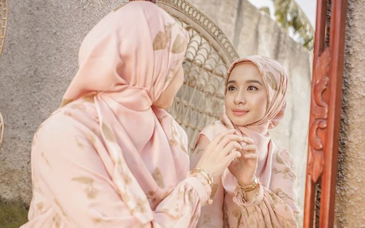Desain Cantik dan Anggun, Berikut Deretan Seleb yang Punya Bisnis Busana Muslim