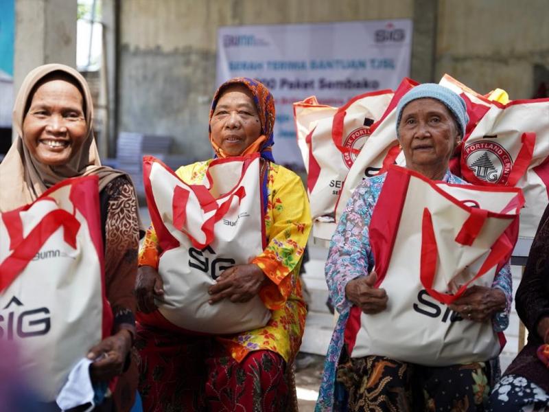 Dukung Pemulihan Ekonomi Nasional, SIG Kucurkan Bansos Senilai Rp1,9 Miliar