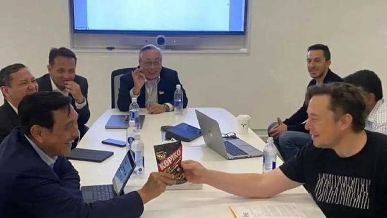 Foto Luhut dan Elon Musk Pegang Permen Kopiko Jadi Viral, Ini yang Terjadi