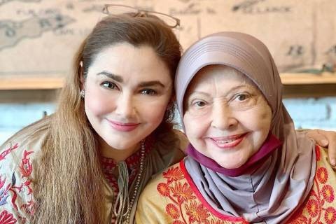 Sempat Lebaran di Rumah, Nia Zulkarnaen: Alhamdulillah Bisa Cium Tangan Mama