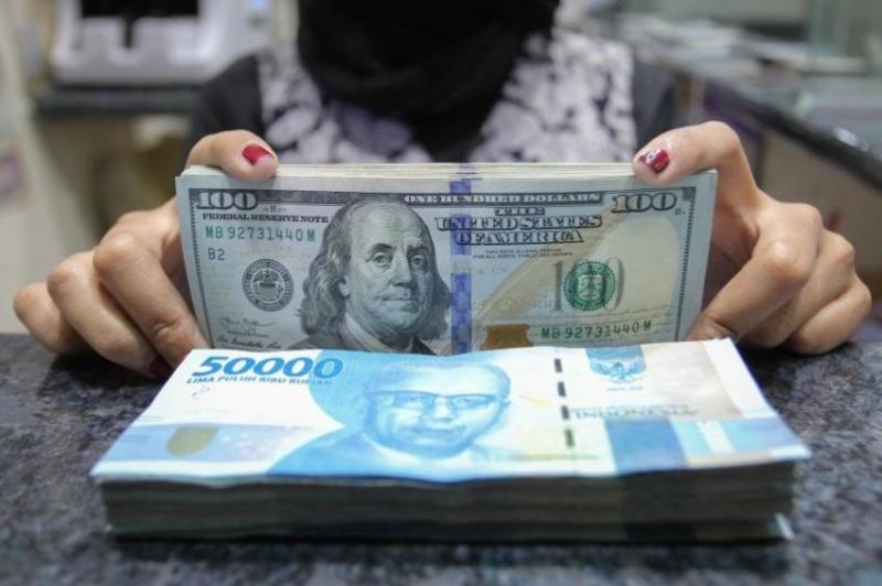 Menguat Tipis, Rupiah Hari Ini Ditutup Rp15.716