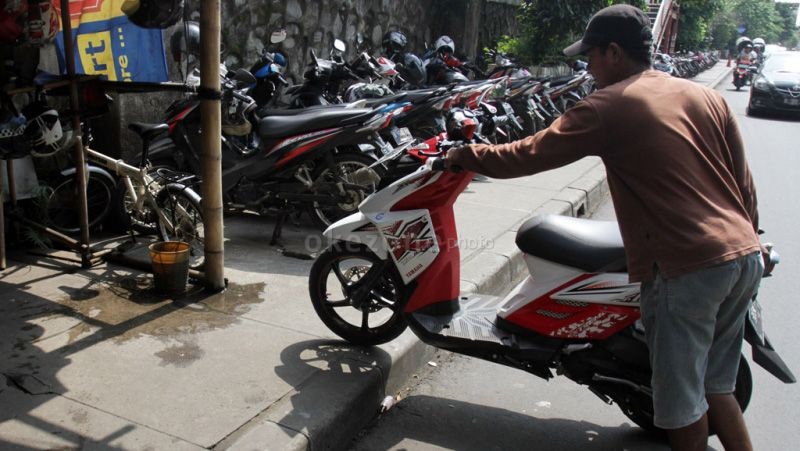 Mengintip Penghasilan Tukang Parkir Liar di Jakarta yang Sering Bikin Pengendara Resah
