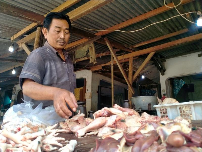 Update Harga Pangan Akhir Pekan: Daging Ayam Naik, Bawang hingga Cabai Turun