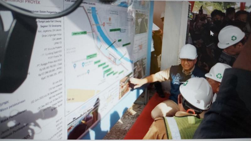 Anies Sidak Proyek Saringan Sampah Kali Ciliwung di Jagakarsa 
