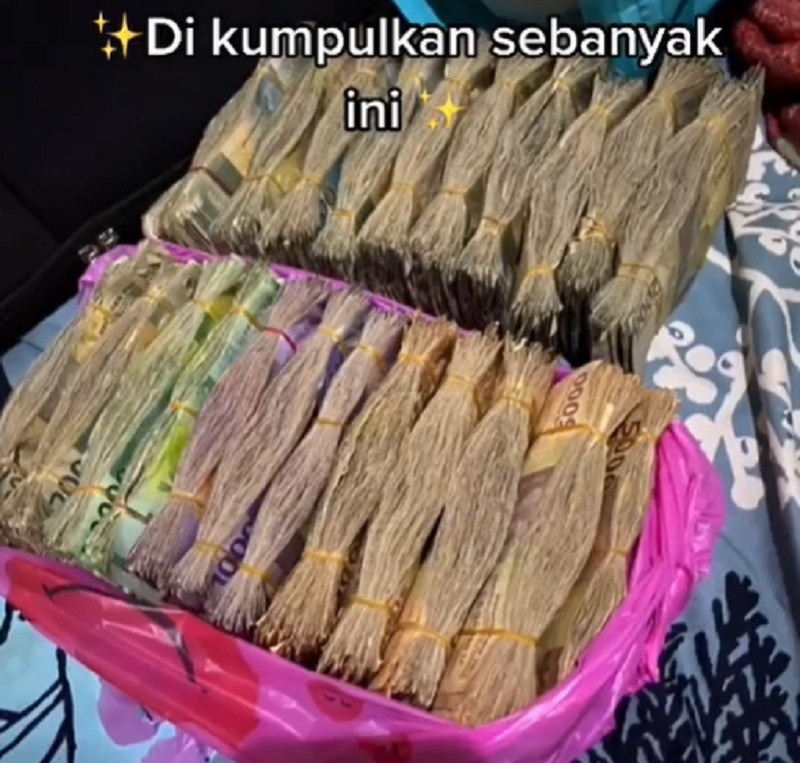 Viral Tumpukan Uang Hasil Berhenti Merokok, Belikan Ayahnya HP Baru