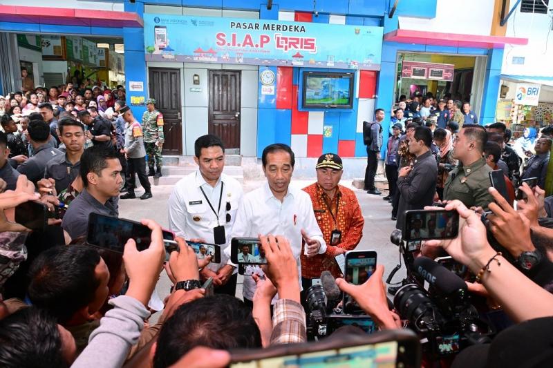 Kunjungi Pasar Merdeka di Samarinda, Jokowi Senang Harga Bapok Terkendali