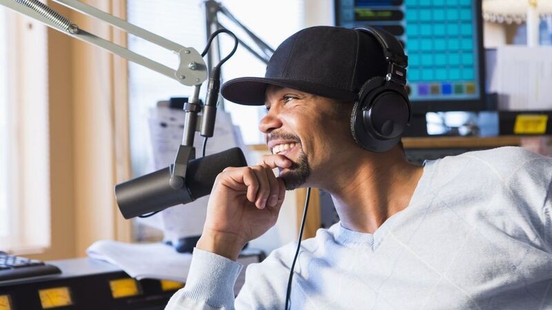 Intip Gaji Penyiar Radio, Televisi, dan Media Lain di Indonesia    