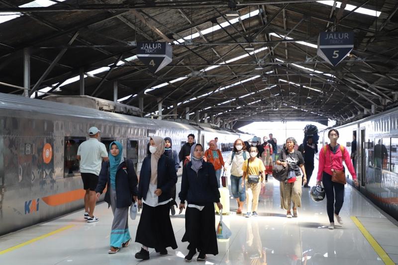 Kasus Covid-19 Melonjak, KAI Minta Pelanggan Pakai Masker saat Melakukan Perjalanan