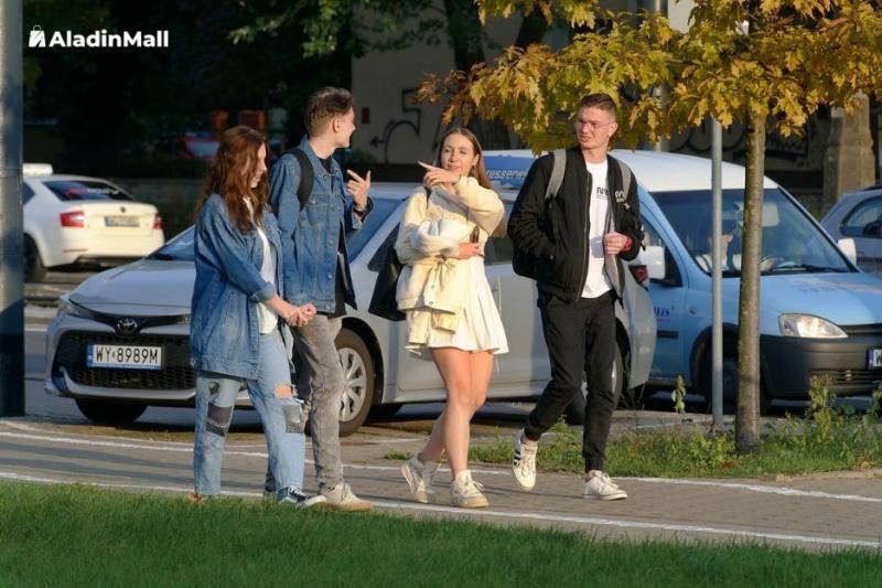 Rekomendasi Outfit untuk Hangout Bareng Teman, Kemeja Masih Jadi Pilihan Favorit