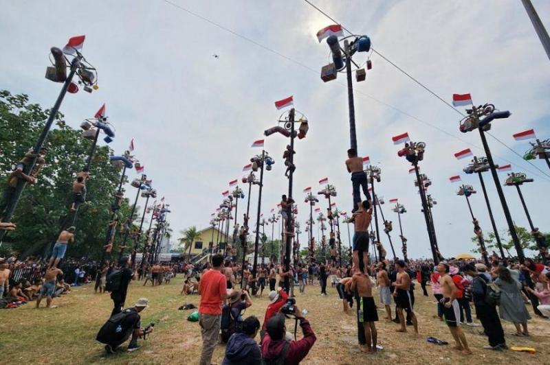 Sejarah Lomba Panjat Pinang, Tradisi Unik Setiap Rayakan Kemerdekaan RI