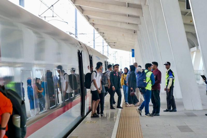 Jumlah Turis Asing Naik Whoosh Terus Meningkat, Terbanyak dari Malaysia